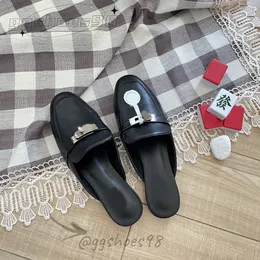 Chinelos designer mulas chinelos mulheres mocassins sandálias de couro genuíno luxuosos sapatos casuais meia arraste princetown metal corrente sapato couro