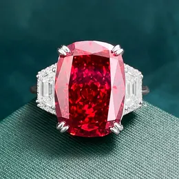 2024 Ins Top Sell Wedding Pierłdy luksusowe biżuterię Real 100% 925 Sterling Srebrna poduszka padma kształt czerwony granat moissanite diamentowy szlachetki Kobiet Bridal Valentine Ring