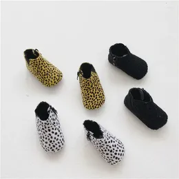 Eerste wandelaars babyschoenen herfst en winter 2023 Modieuze casual jongens meisjes antislip zachte zolen warm fluweel peuter