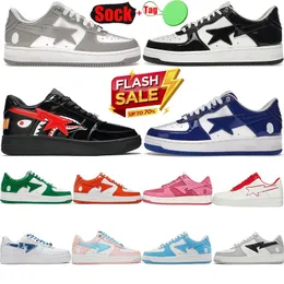 2024 modedesigner skor låg svart vitt patent läder lyxiga platta sneakers des chaussures casual sport kvinnor sta stjärna luxe mens plattform tränare