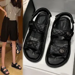 Lüks kadın baba sandalet tasarımcı kanca döngü plaj sandal kovası deri kapitone slingback platform moda elmas toka ayak bileği kayış tıknaz kama spor daireler