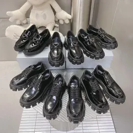 10A mocassins de designer Couro escovado Monolith Mocassins de couro envernizado de chocolate sapatos de couro preto clássico penny loafer Monolith sapatos de couro escovado com cadarços