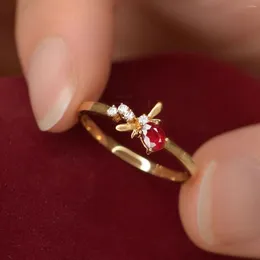 Anéis de casamento Delicado Animal Pequena Abelha para Mulheres Antigo Cor de Ouro Gemale Oval Zircão Pedra Vermelha Empilhamento Anel Fino Bandas Presentes