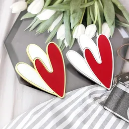 Broschen Design Titanstahl Double Love Brosche Herzform Nicht verblassende Pins Abzeichen Sommer Herbst Lustiges Geschenk für Freunde