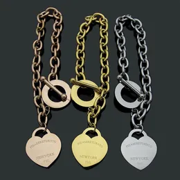 2022 Mujeres de alta calidad Diseñador Brazaletes Amor Corazón Colgante Hebilla de acero inoxidable Estilo de lujo Pareja Pulseras Lady Party Regalos W293U