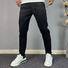 Mäns jeans 2023 Högkvalitativa männen Winter Thicken Plush Slim Fit Trousers Pencil midja Kontrast Färg Mannbyxor