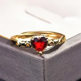 Fedi nuziali Squisito anello di zirconi di cristallo a forma di cuore rosso per le donne Ciondoli Gioielli di anniversario Eleganti accessori per feste da donna213s