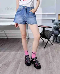 Damen-Shorts aus Designer-Denim mit kleinem Dreieck-Emblem, umwickelten Hüften und beschnittenen Beinen für Komfort, Atmungsaktivität und lässige Vielseitigkeit 5IUP