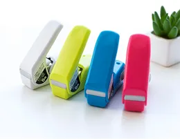 Stapler 1PC Kokuyo Harinacs Staplefree Mini Stappleler Press Tipo de material de escritório em relevo.