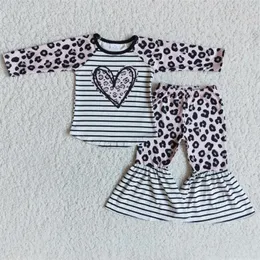 의류 세트 발렌타인 데이 핑크 하트 Tshirt RTS 도매 부티크 아기 고품질 벨 바닥 바지 아동복 아기 소녀 230630