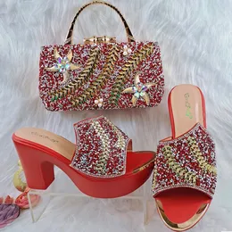 Sandaler QSGFC Lätt italiensk design Bekväma skor med väska Eleganta damer Handväskor Röd färgfest Willow Veneer 230630