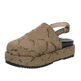 Mode kvinnors sandaler lyxdesigner platt sandal lady plattform glider brev tryckning tofflor klassi strandskor baotou sandaler