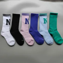 23SS Designer Socks Men and Women's Middle Tube Tubel Socks Sort Socks Color Color Style Letterned Printed Green Green Fashion Socks