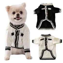 Marki Designer Dog pies pies odzież ciepły sweter z klasyczną broszką dla małych średnich psów Kot wakacyjny Puppy Costium miękki jesienne Zimowe Zwierzęta Płaszczy białe xs a215