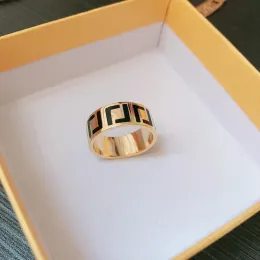 مصمم نقش FF FF Ring باهظة المينا الأسود الذهب الأبيض Sier Rose 316L خطابات الفولاذ المقاوم للصدأ خواتم النساء رجال الزفاف مجوهرات سيدة حفل زفاف حفل زفاف