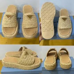 Raffian Crochet Flatform Slide 1XZ761 Designer natural Raffiano elegante dá sandálias Sandal Triângulo Metal Esmalado