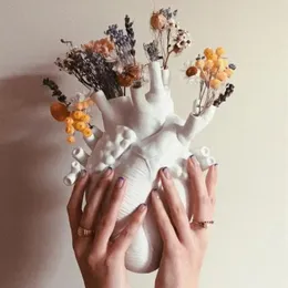 Oggetti decorativi Figurine Vaso a forma di cuore in resina contenitore di fiori secchi vaso scultura umana ornamenti per la decorazione della casa del desktop 230701