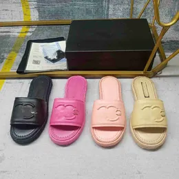 Dam Designer Sandaler Sommar Lyx Kanal Tofflor Ringer Kedja Svart Vit Aprikos Färg Läder Sandal Utomhus Strand Platt Kvinna CCity xcvxv