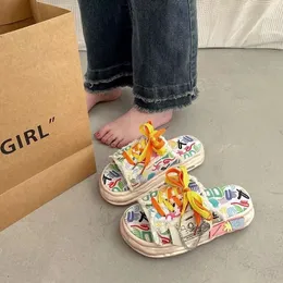 Ev Ayakkabı Moda Tasarım Yaz Kadın Graffiti Terlik Platform Ayakkabı Flip Flops Sokak Sandalet tıkanıklığı Düz ​​Rahat Ayakkabılar Kadın 230208