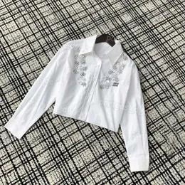 مصمم تي شيرت للسيدات زائد الحجم من النساء اللواتي يزورون قميصًا ساحرًا بلوزة بيضاء ماس أبيض ، رسائل تطريز ، قم بتقليص قمصان Z2DN