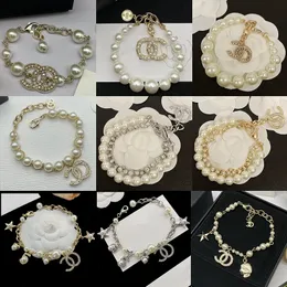 2023 Nytt lyxigt naturligt pärlkedjaarmband Märke Klassiskt designer CC-armband Mode koreanskt berlockarmband för kvinnor Bröllopssmyckenpresent