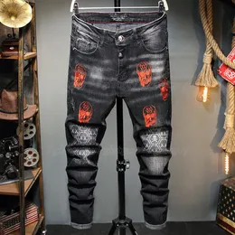 Męskie czarne dżinsy streetwearne mody Spodnie haftowe czaszka dżinsowe dżinsowe dżinsy Wysokiej jakości męski projektant RI187T