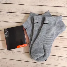 calcetines para hombre Mujeres Algodón de alta calidad Todo-fósforo clásico Negro y blanco Gris Baloncesto Absorbente de sudor Transpirable Calcetín de barco corto Calcetines deportivos de lujo