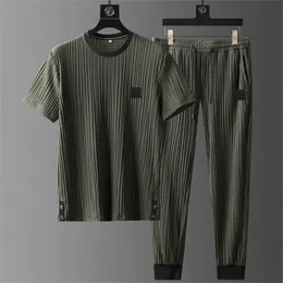 Tute da uomo Estate Seta di ghiaccio Set Sciolto Sottile Sport Piega Drappo Pantaloni a maniche corte Solido Camicia casual Pantaloni Due pezzi 230703