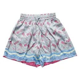 Casa Designer Kort Mode Fritidskläder Strandshorts Casablanca 23ss Full Print Relief Capsule Silk Shorts Quarter Byxor Löst passande för män Kvinnor Par