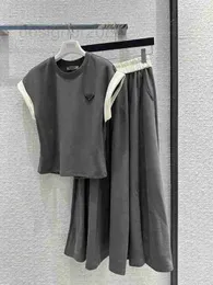 Projektant dwuczęściowej sukienki Modny, swobodny, leniwy, modny zestaw z dopasowaną kolorystycznie wywiniętą krawędzią i górną częścią na ramię + elastyczna duża spódnica typu swing DC6D