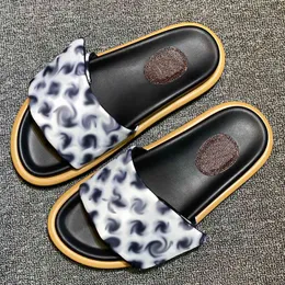 Online Röda Tofflor Dam Sommar Ytterkläder 2023 Nytt Mode Mångsidig Beach Platt Botten Präglade Sandaler Lyx Designer Slide Sandaler Storlekar 35-46 + box