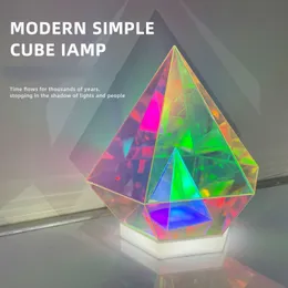 Dekorativa föremål Figuriner Kreativ Akryl USB LED Bordslampa 3D Sovrum Sängbord Pyramid Geometri Nattljus Färg Dekoration Skrivbordsbelysning Present 230703