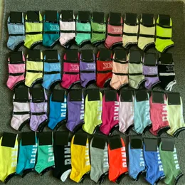 Unisex Shotback Fashion Black Pink Socks Adult Botton Short Kids Socks Sport Cheerleader Girls Women Sock z tagami wielokolorowymi
