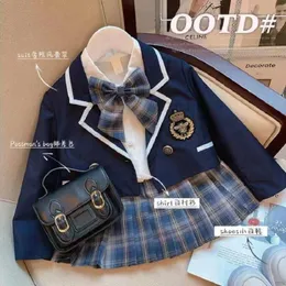 Anzüge Mädchen JK Uniform Frühling Herbst College-Stil Anzug Kinder Mantel Hemd Faltenrock 3-teiliges Set Student Loungewear mit Krawatte 2-10YHKD230704