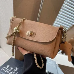 Kvällsväskor Snygg och minimalistisk Golden Globe-kedja med premiumkänsla Liten fyrkantig väska Populär på sommaren Nisch Enkelaxel-crossbody för kvinnor 230704