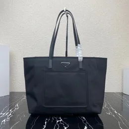 1BG052 Nya kvinnors shoppingväska avancerad handväska Nylon Material Tote Bag Space Capacitet är mycket praktisk är en aldrig föråldrad modell