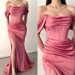 Moda Blush Pink Prom Dresses Off Spalla Abiti da sera Pieghe Fessura Formale Tappeto rosso Abito lungo da festa per occasioni speciali