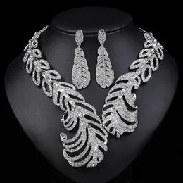 Conjunto de aretes y collar de joyería Aleación galvanizada para mujer Nueva forma de pluma de moda exagerada 230628