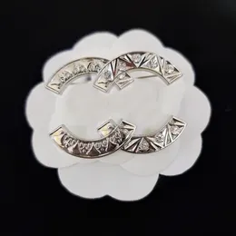 Klassisk Design Pins Designer Broscher för Kvinnor Märke Kopia Med Stämpel Kläder Tillbehör Kopparlegering Smycken Mode 18K Guldpläterad Dubbel Letter för män