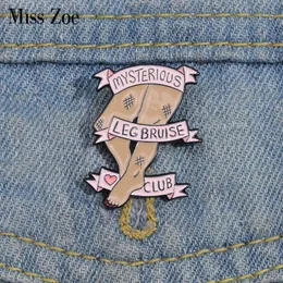 Ben Bruise Club Emalj Pins Anpassade Rosa Banner Broscher Lapel Badges Tecknad Rolig Medlem Smycken Present till vänner