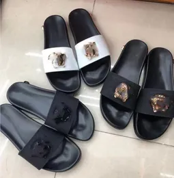 منصة النساء Miller Sandals مصممة شهيرة الشرائح الأفعى المعادن المنقوش من الجلد الناعم النعال النسائية النعال السود