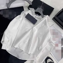 Bluzki damskie Koszule projektant Przystojny łatka sylwetki w stylu chłopaka, luźna biała koszula na co dzień, modny design, prosty haft, trend na koszulę z długimi rękawami