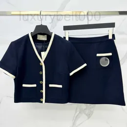 مصمم ثياب من قطعتين على النقيض من الرقبة المرقعة قصيرة أعلى+نصف تنورة غير رسمية ، عصرية ، بسيطة وأنيقة ، مجموعة زرقاء داكنة أبيض PJI4