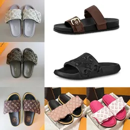 Luksusowy Włochy Człowiek Vintage Slipper Slide Kapcie Kappy Mokorsy marki Slajdy Czarne płaskie sandały poduszki basenowe Mule Sunset Wyściełany pasek przedniego Mule Platforma sypialnia