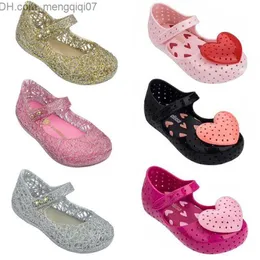 Sandaler Mini Melissa Lovely Heart Girl Jelly Shoes Sandaler Baby Mjuk botten för barn Halkfri Princess 220525 Z230706