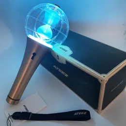 Diğer oyuncaklar Kpop Ateezed Lightstick Ver2 Ver1 Kore Işık Çubuğu Küre El Lambası Konser Partisi Flash Floresan Fan Koleksiyonu 230705