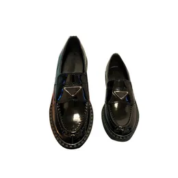 Cuir noir et blanc décontracté dames et filles plate-forme talons hauts chaussures d'hiver de luxe baskets chaussures en gros chaussures de marche confortables mocassins pour femmes.