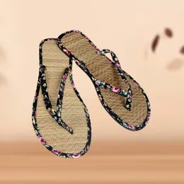 Pantofole Ladies Paglia Mat Fashion Floral Strap Flat Flip Flops 2023 Summer est Leisure Rattan Grass Weave Home 230704