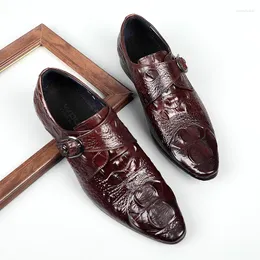 Sapatos sociais masculinos fivelas de couro. Vestuário de trabalho feito à mão Oxford estilo genuíno. Estampagem