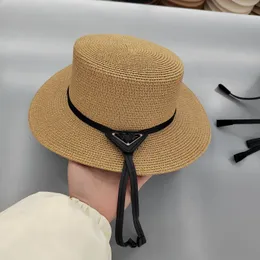 Straw Hat Designer Luxury Womens New Straw Hat Classic Flat Top Hat Högkvalitativ herr och kvinnor Samma triangel Sun Visor